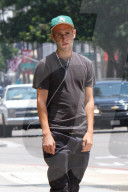 PEOPLE -  Hopper Penn unterwegs mit seinem Skateboard