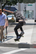 PEOPLE -  Hopper Penn unterwegs mit seinem Skateboard