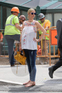 PEOPLE - Hoch schwanger Nicky Hilton telelfoniert unterwegs in New York