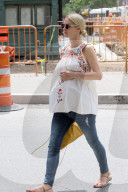 PEOPLE - Hoch schwanger Nicky Hilton telelfoniert unterwegs in New York