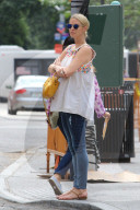 PEOPLE - Hoch schwanger Nicky Hilton telelfoniert unterwegs in New York