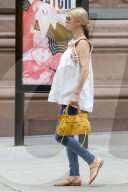 PEOPLE - Hoch schwanger Nicky Hilton telelfoniert unterwegs in New York