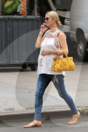 PEOPLE - Hoch schwanger Nicky Hilton telelfoniert unterwegs in New York