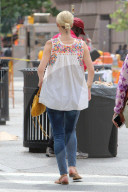 PEOPLE - Hoch schwanger Nicky Hilton telelfoniert unterwegs in New York