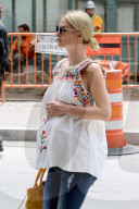 PEOPLE - Hoch schwanger Nicky Hilton telelfoniert unterwegs in New York