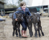 FEATURE - Waisen Kalb Drillinge geboren in England