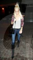 PEOPLE - Poppy Delevingne im Ausgang zusammen mit Freunde in London