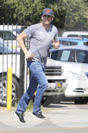 PEOPLE - Mila Kunis versteckt sich hinter ihrem Ehemann Ashton Kutcher
