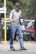 PEOPLE - Mila Kunis versteckt sich hinter ihrem Ehemann Ashton Kutcher