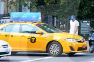 PEOPLE - Leonardo DiCaprio nimmt ein Taxi in NYC