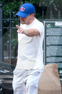 PEOPLE - Leonardo DiCaprio nimmt ein Taxi in NYC