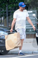 PEOPLE - Leonardo DiCaprio nimmt ein Taxi in NYC