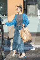 PEOPLE - Miley Cyrus holt ihren Hunden was zu essen