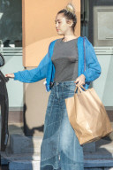 PEOPLE - Miley Cyrus holt ihren Hunden was zu essen