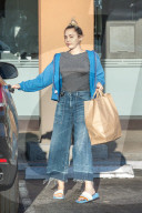 PEOPLE - Miley Cyrus holt ihren Hunden was zu essen