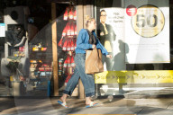 PEOPLE - Miley Cyrus holt ihren Hunden was zu essen