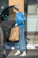 PEOPLE - Miley Cyrus holt ihren Hunden was zu essen