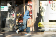 PEOPLE - Miley Cyrus holt ihren Hunden was zu essen
