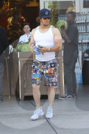 PEOPLE - Mark Wahlberg hebt sich etwas Bargeld ab in LA