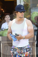 PEOPLE - Mark Wahlberg hebt sich etwas Bargeld ab in LA