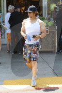 PEOPLE - Mark Wahlberg hebt sich etwas Bargeld ab in LA