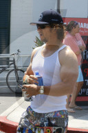 PEOPLE - Mark Wahlberg hebt sich etwas Bargeld ab in LA