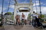 FEATURE - Nacktradler in Amsterdam
