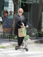 PEOPLE - Deborra-Lee Furness fährt durch der Stadt mit ihren trottinette