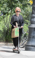 PEOPLE - Deborra-Lee Furness fährt durch der Stadt mit ihren trottinette