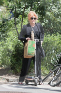 PEOPLE - Deborra-Lee Furness fährt durch der Stadt mit ihren trottinette