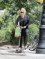 PEOPLE - Deborra-Lee Furness fährt durch der Stadt mit ihren trottinette