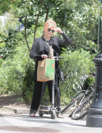 PEOPLE - Deborra-Lee Furness fährt durch der Stadt mit ihren trottinette