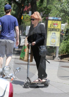 PEOPLE - Deborra-Lee Furness fährt durch der Stadt mit ihren trottinette