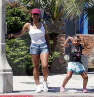 PEOPLE - Girls just have fun: Christina Milian und Tochter Violet