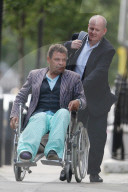 PEOPLE - "Coronation"-Star Craig Charles nach einer Beinoperation im Rollstuhl