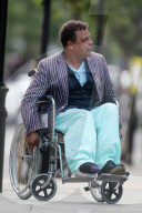 PEOPLE - "Coronation"-Star Craig Charles nach einer Beinoperation im Rollstuhl
