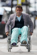 PEOPLE - "Coronation"-Star Craig Charles nach einer Beinoperation im Rollstuhl
