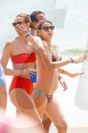 EXKLUSIV - Swift, Hiddleston, Delevingne, Lively, Reynolds und Co. feiern feucht fröhlich