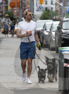 PEOPLE - Zachary Quinto geht mit den Hunden Gassi