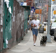 PEOPLE - Zachary Quinto geht mit den Hunden Gassi