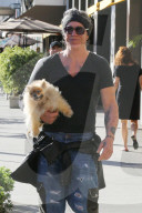 PEOPLE - Mickey Rourke trägt seinen Fiffi durch Beverly Hills