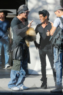 PEOPLE - Mickey Rourke trägt seinen Fiffi durch Beverly Hills