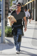 PEOPLE - Mickey Rourke trägt seinen Fiffi durch Beverly Hills
