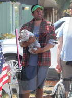 PEOPLE - Adam Sandler hilft seinen Kids beim Backwaren-Verkauf