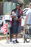 PEOPLE - Adam Sandler hilft seinen Kids beim Backwaren-Verkauf
