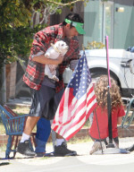 PEOPLE - Adam Sandler hilft seinen Kids beim Backwaren-Verkauf