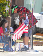 PEOPLE - Adam Sandler hilft seinen Kids beim Backwaren-Verkauf