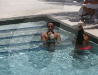 PEOPLE - Demi Lovato kühlt sich im Pool ab