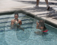 PEOPLE - Demi Lovato kühlt sich im Pool ab