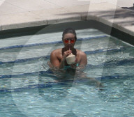 PEOPLE - Demi Lovato kühlt sich im Pool ab